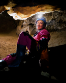 Mono de espeleología Akawi color fucsia diseñado para exploraciones subterráneas, destacando por su alta visibilidad y durabilidad, ideal para aventureros y deportistas extremos.